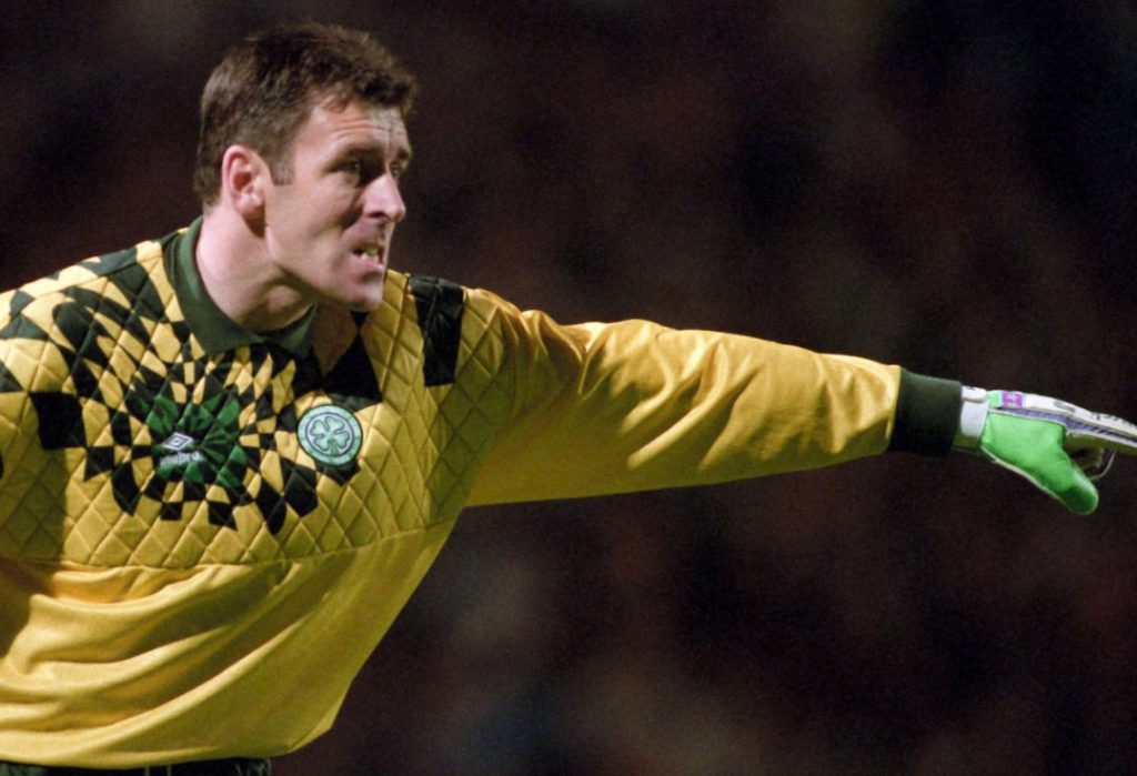 Goalkeeper Packie Bonner pointing at his defense during a game