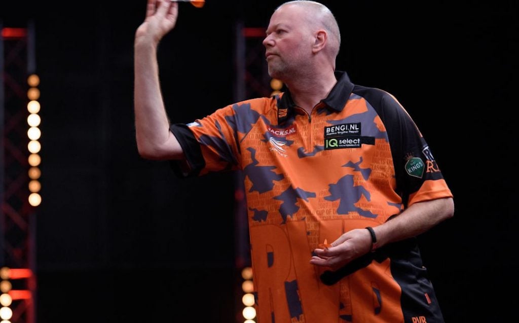 Raymond van Barneveld throwing darts on stage