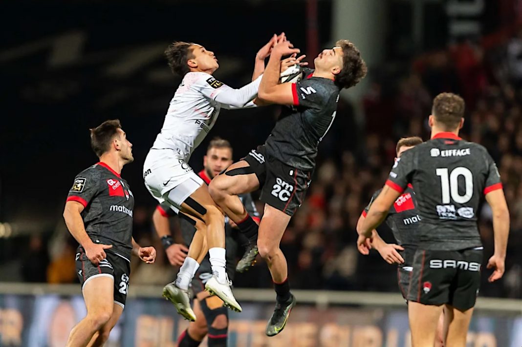 Lyon Rugby player contesting a ball in the air