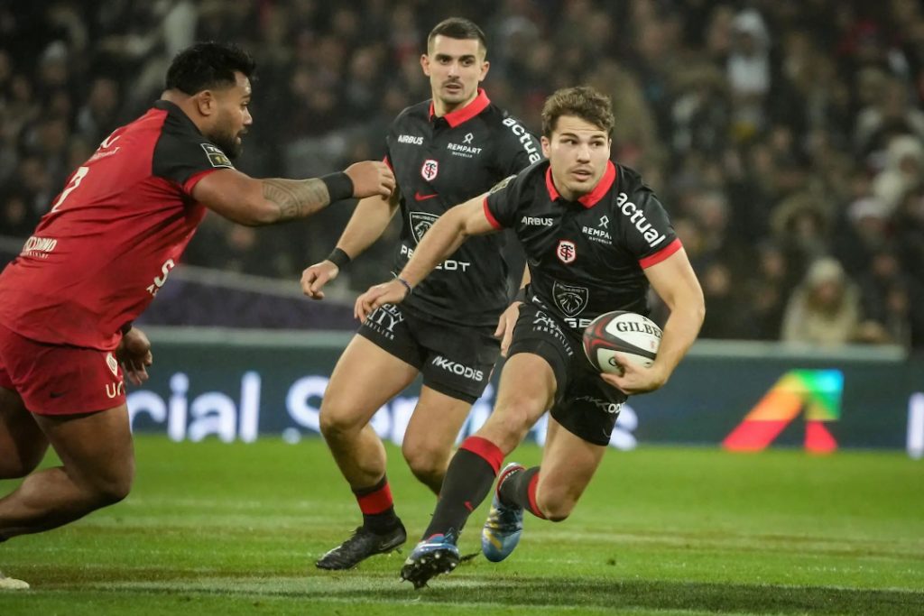 Stade Toulousain players running with the ball