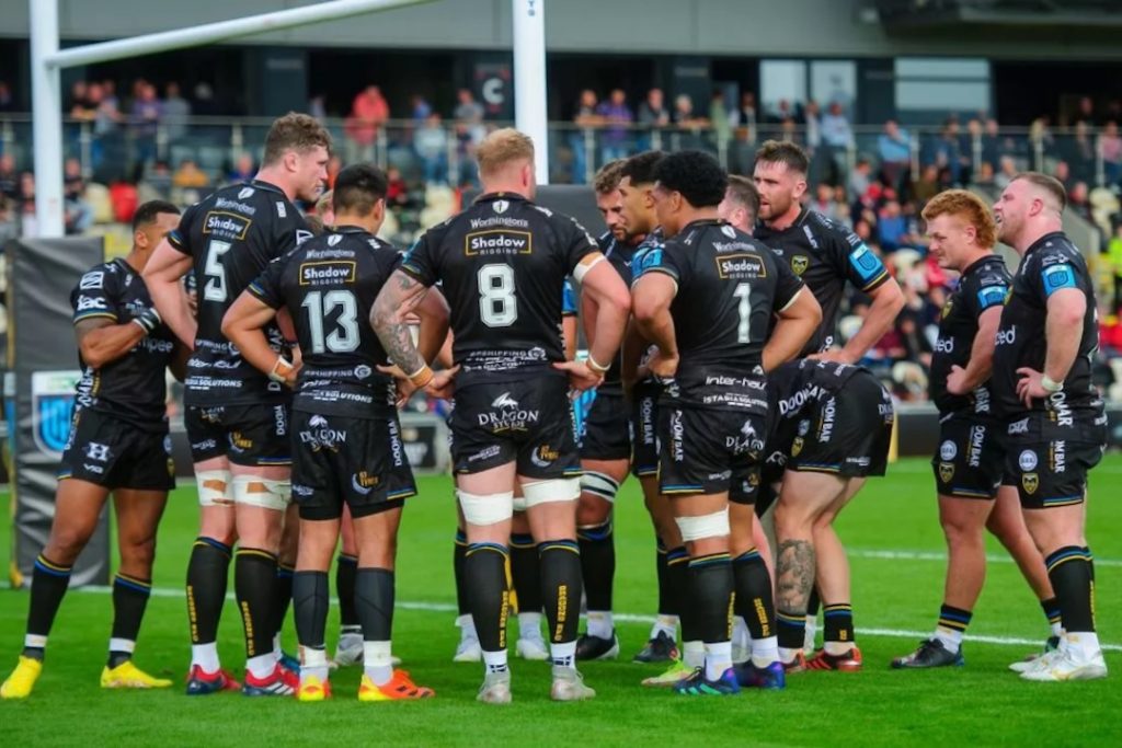 Dragons players discussing after conceding a try