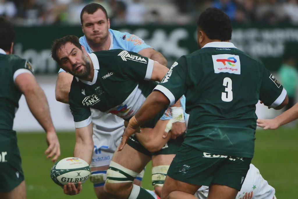 Samuel Whitelock passing the ball for Pau