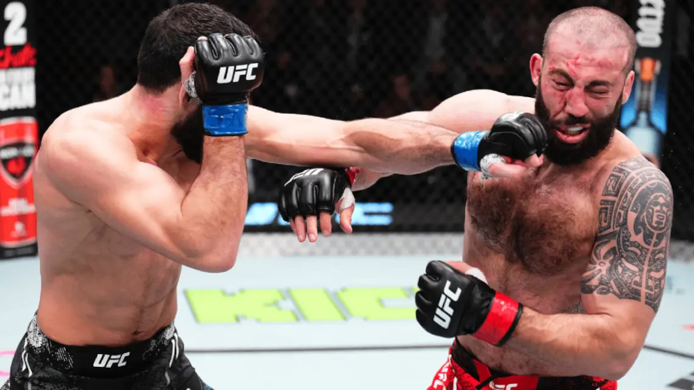 Nassourdine Imavov lands a jab on Roman Dolidze