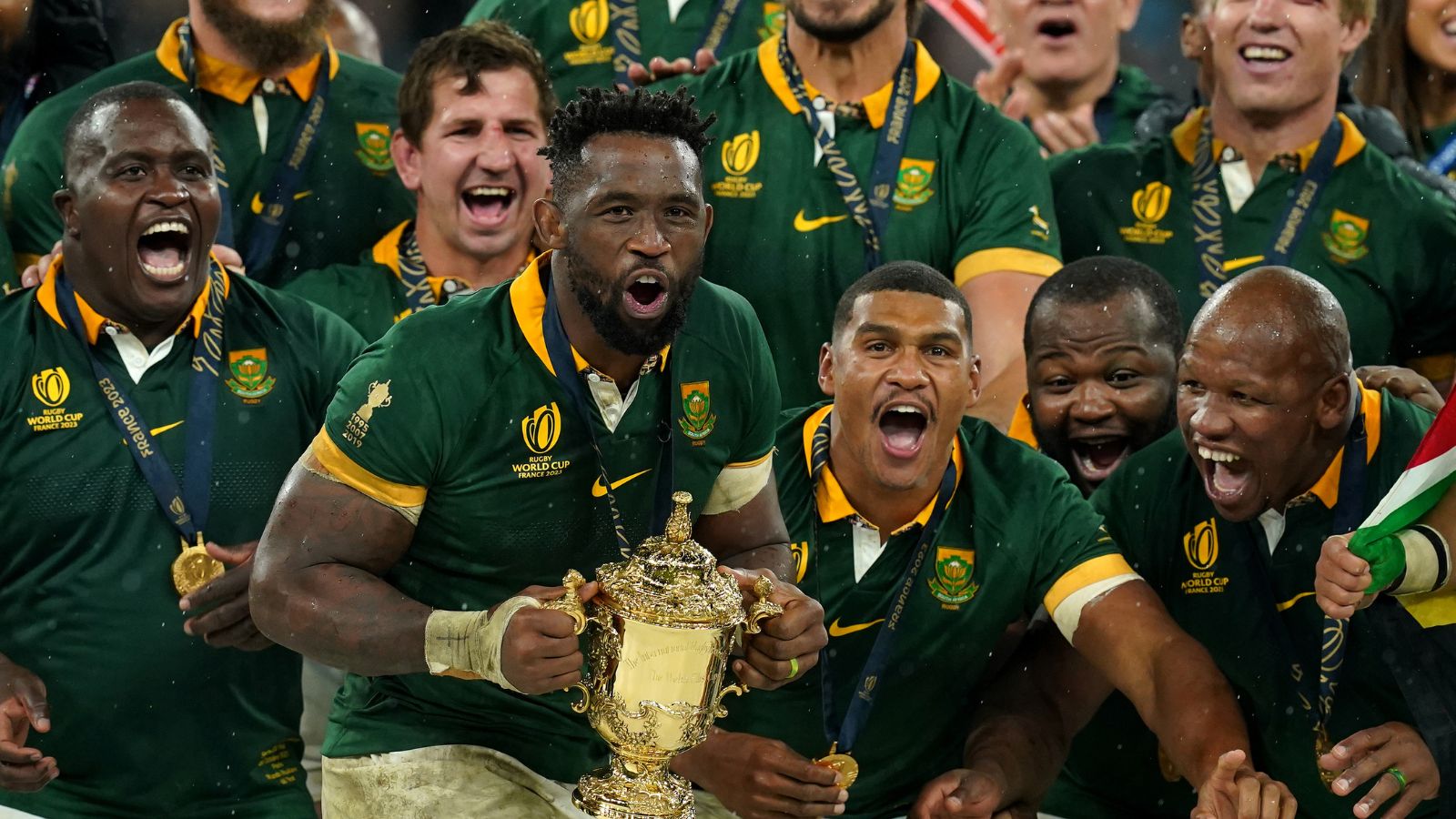 Siya Kolisi lifting the Rugby World Cup