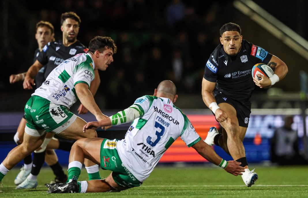 Benetton Rugby players on the ground trying to tackle