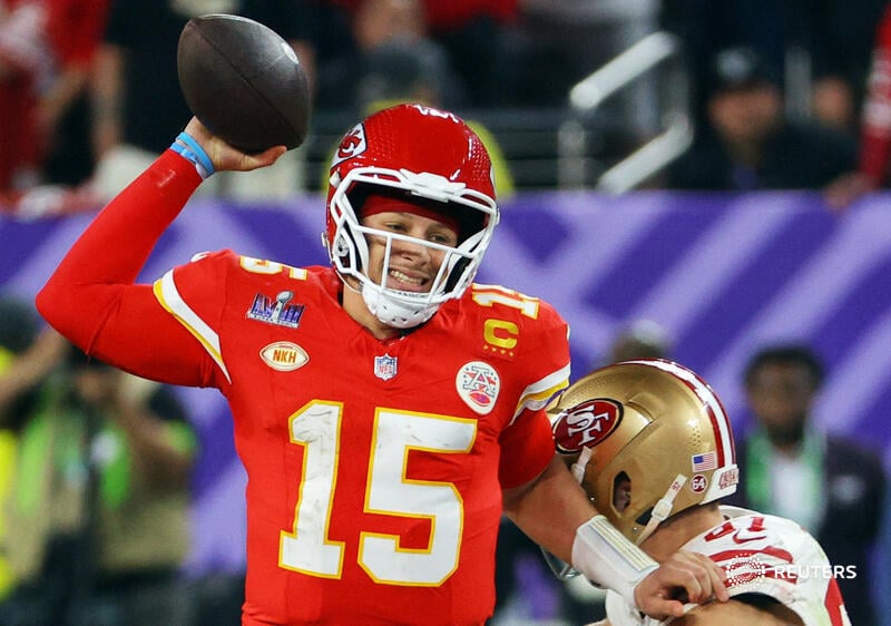 Patrick Mahomes making a pass