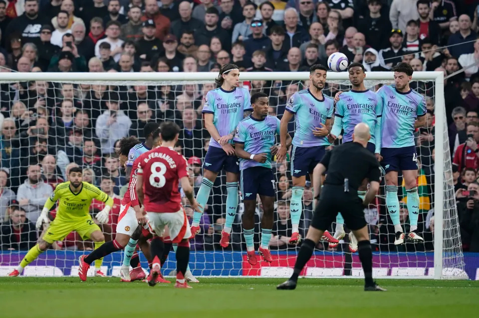 Bruno Fernandes takes a free kick against Arsenal